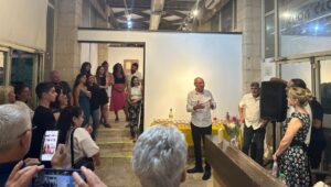 ראש עיריית אילת אלי לנקרי נואם בטקס פתיחת התערוכה. צילום שלי ורברנה