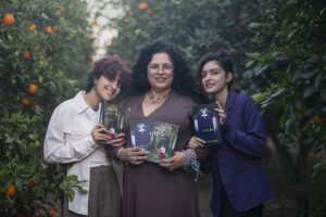 מיכל בר פרו ושתי בנותיה (צילום: קטיה קגן)