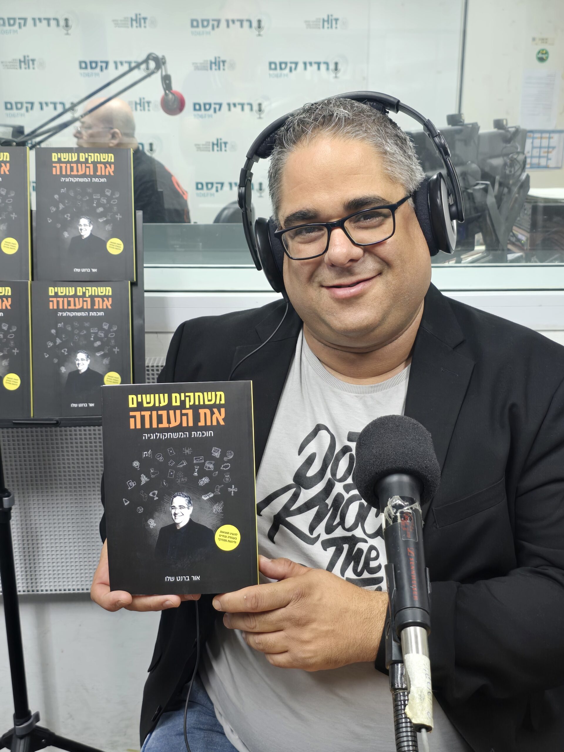 ספרים סופרים ומה שביניהם – תכנית ראיונות ברדיו קסם 106אפאם מיום 22/10/25