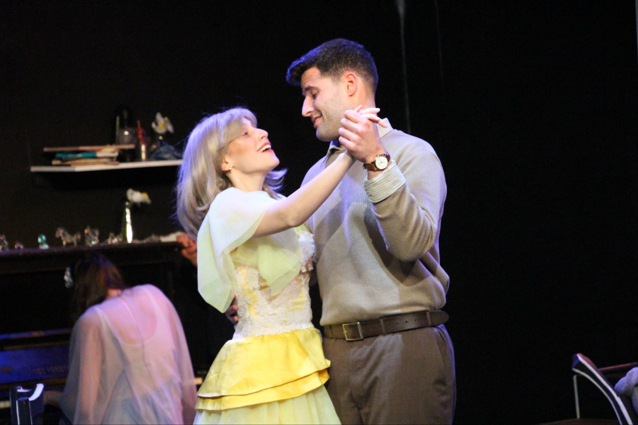 ביקורת: ביבר הזכוכית מאת טנסי וויליאמס – הפקה מדהימה ומרגשת – בית צבי