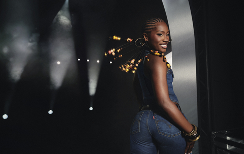 המותג Levi’s® משיק את קמפיין "Behind Every Original" עם סרטון סופרבול המציג סיפורי רקע