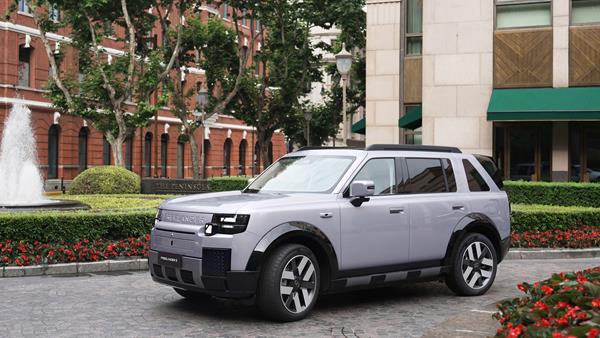 FREELANDER 8 מציג לראווה את עוצמתו בפורום ההשקעות של אבו דאבי שנערך בשנחאי