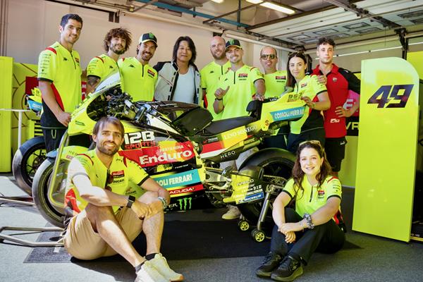 12B SPORTS וקבוצת המרוץ VR46 הביאו את שחקן הקולנוע סונג קאנג לעולם ה-MotoGP